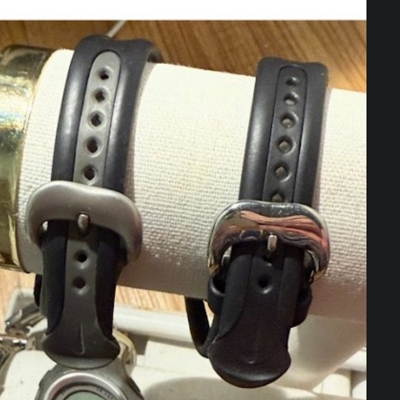 Vintage Nike
Analog Sport Watch Bundle WR0078 | Y2K
Yellow & Black Duo
